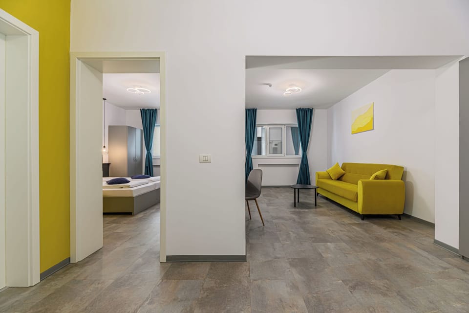 Business Studio Suite | Minibar, in-room safe, desk, laptop workspace