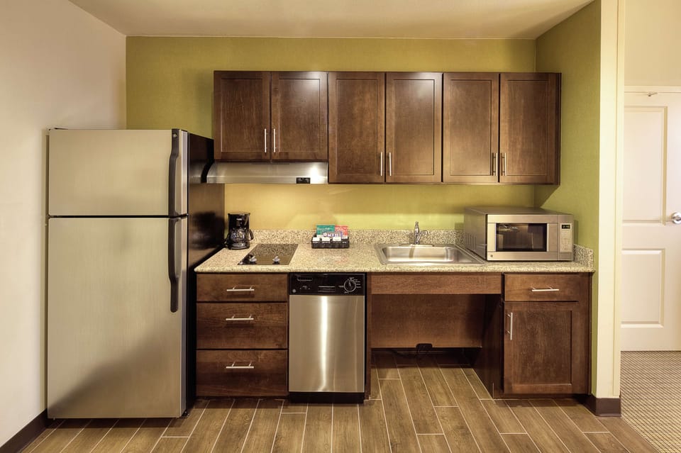 Coffee/tea maker, full-size fridge, microwave, stovetop