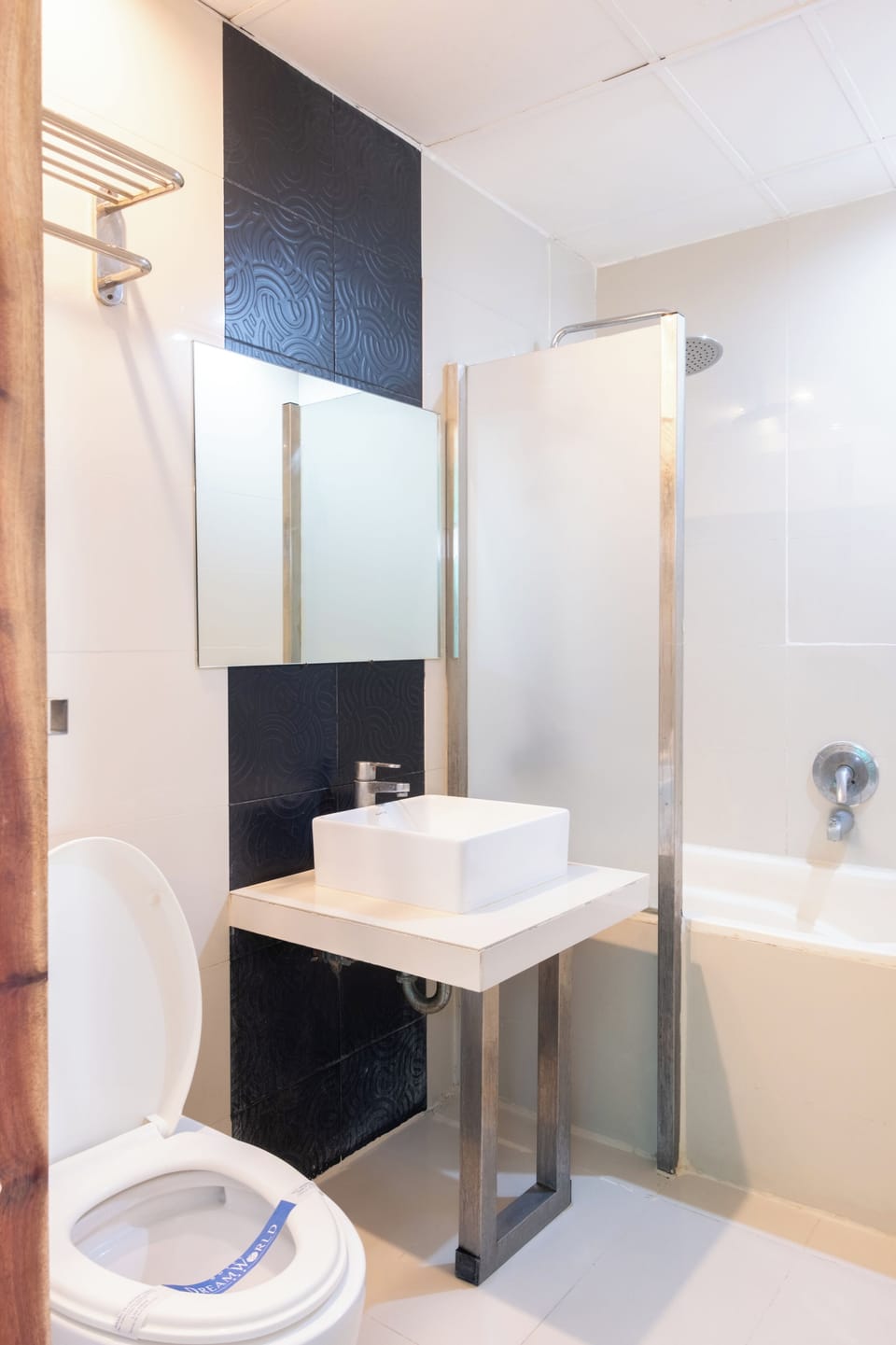Mega Suite | Bathroom | Shower, free toiletries, hair dryer, towels