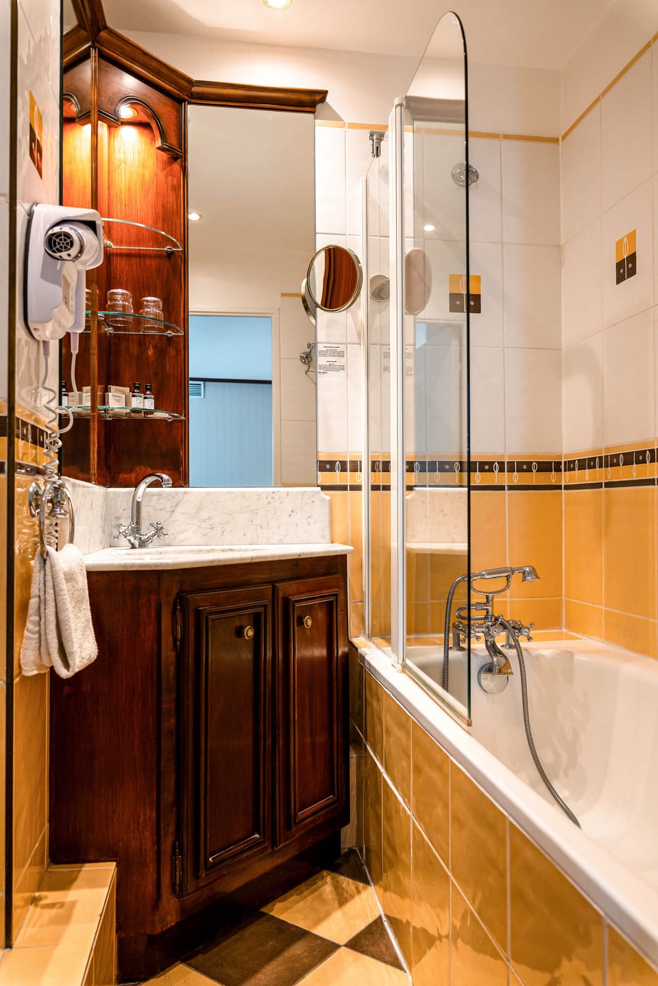 Single Room | Bathroom | Combined shower/tub, hair dryer, bidet, towels