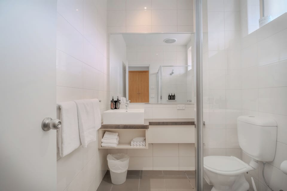 Standard Twin Room | Bathroom | Shower, free toiletries, hair dryer, towels