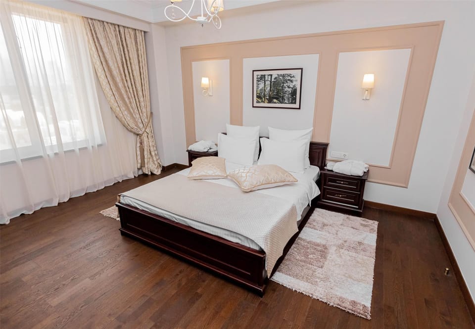 Family Suite, Multiple Beds, Non Smoking (Living Room;with Sofabed) | Minibar, in-room safe, desk, free cribs/infant beds