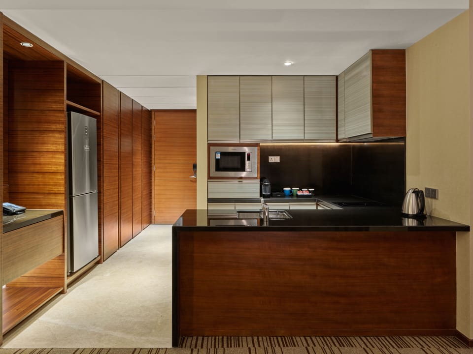 KING ONE BEDROOM APARTMENT WITH LOUNGE ACCESS | Private kitchenette | Coffee/tea maker, fridge