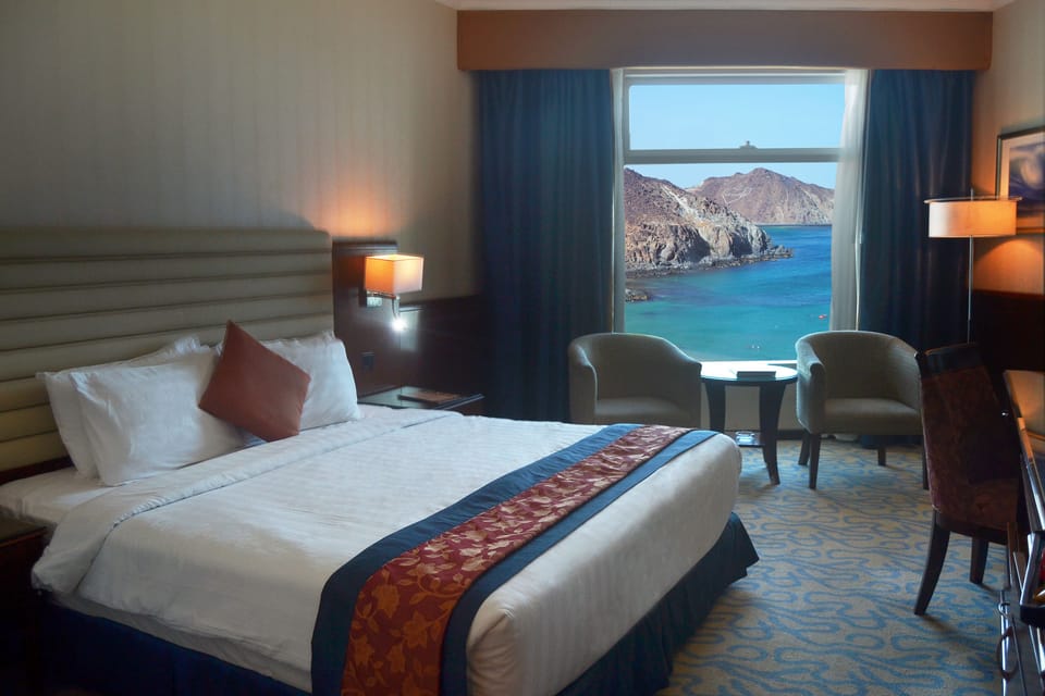 Deluxe King Partial Sea View | Minibar, in-room safe, desk, laptop workspace