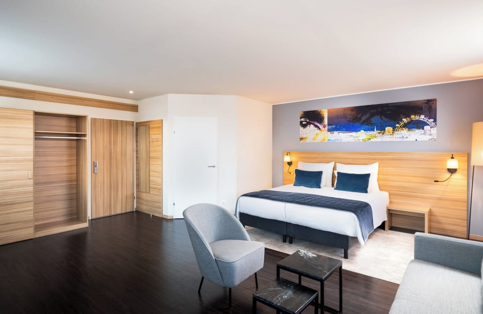 Family Room | In-room safe, desk, blackout drapes, soundproofing