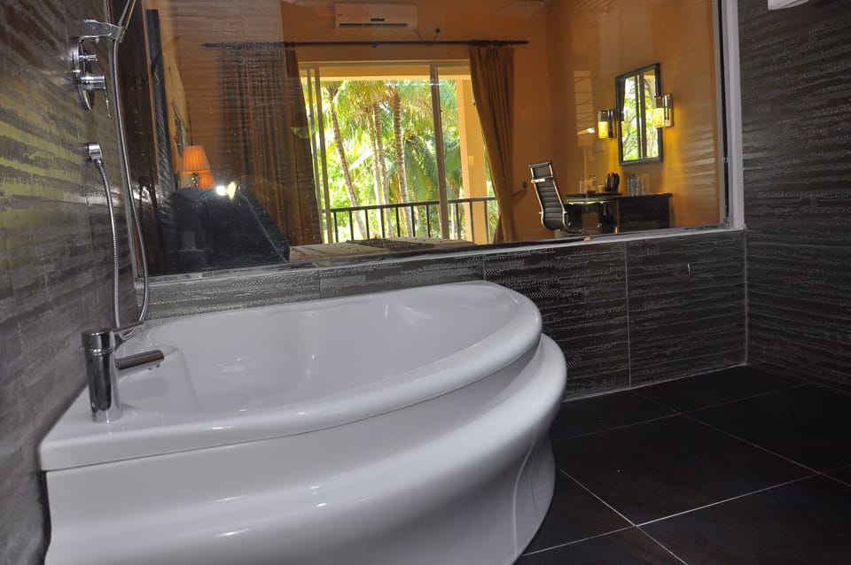 Superior Suite, 1 King Bed, Non Smoking, Lake View | Bathroom sink