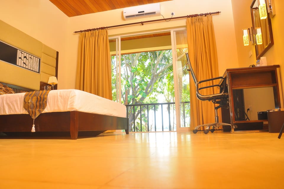 Superior Suite, 1 King Bed, Non Smoking, Lake View | Balcony