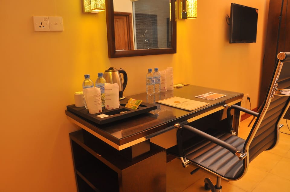 Superior Suite, 1 King Bed, Non Smoking, Lake View | Coffee and/or coffee maker