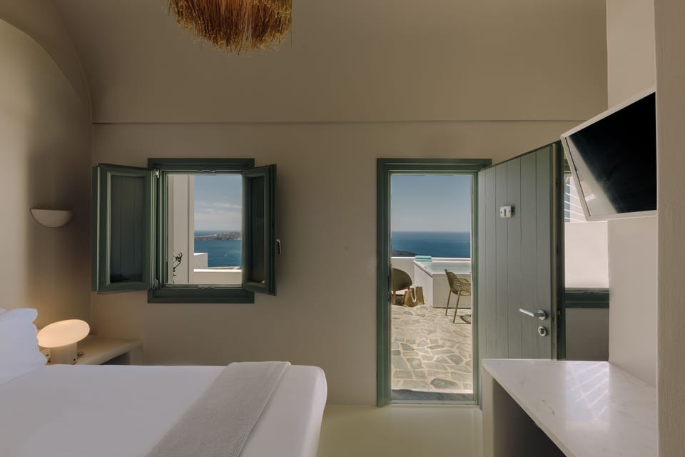 Double Room with Caldera View & Outdoor Hot Tub | Hypo-allergenic bedding, minibar, in-room safe, desk