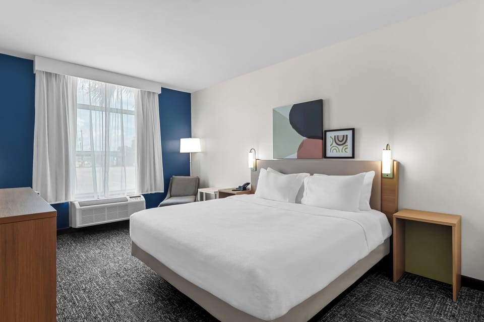 Room, 1 King Bed | Hypo-allergenic bedding available, desk, laptop workspace