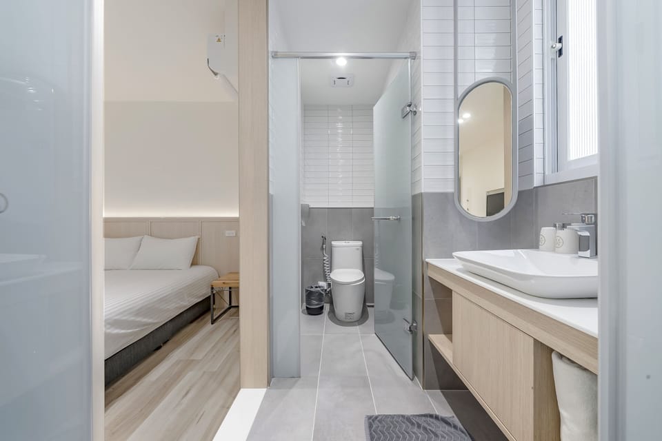 Deluxe Suite | Bathroom | Shower, rainfall showerhead, hair dryer, slippers