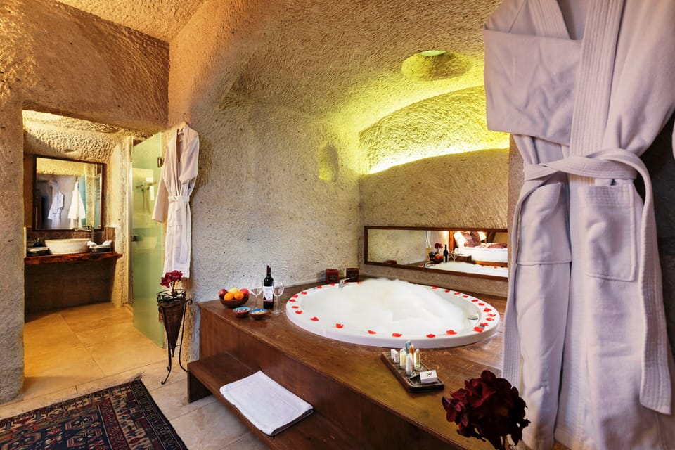 111 King Cave Suit with Jacuzzi | Jetted tub