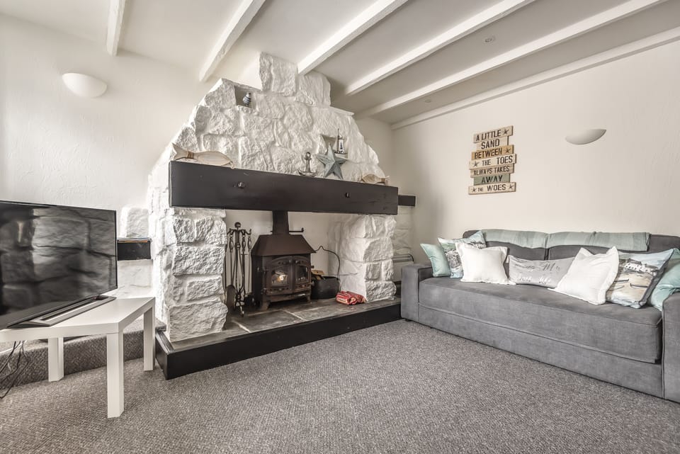 Cottage | Living room | Fireplace