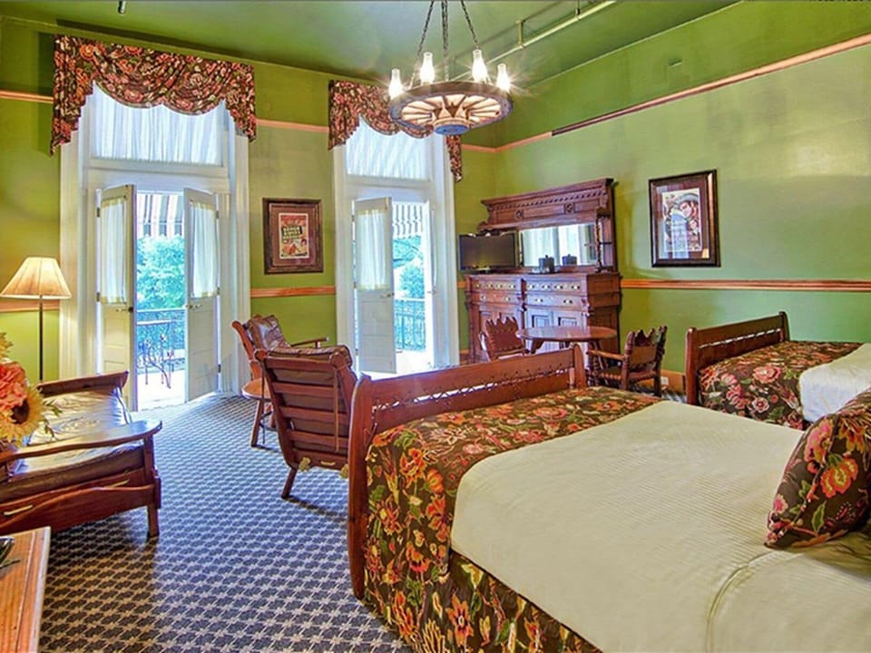 Suite (Roy Rodgers) | Desk, iron/ironing board, free WiFi, bed sheets