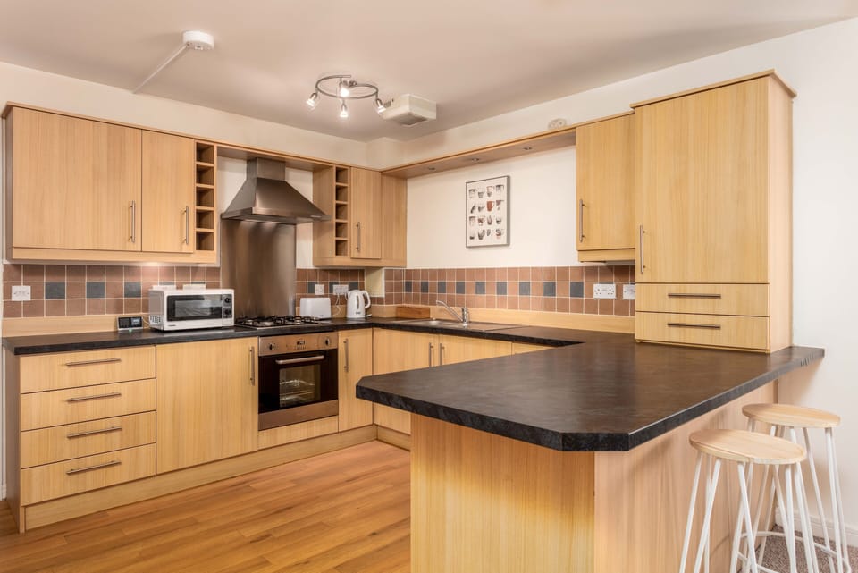 Classic Apartment | Private kitchen | Full-size fridge, microwave, oven, stovetop