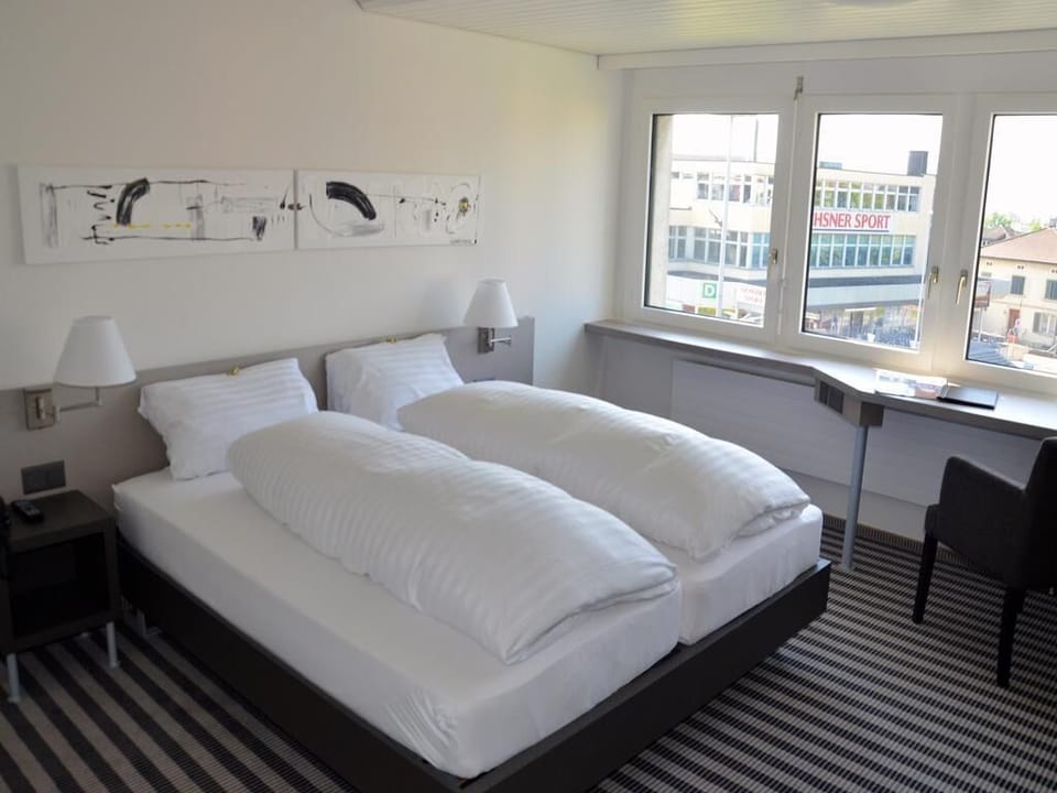 Triple Room | Hypo-allergenic bedding, desk, blackout drapes, free WiFi