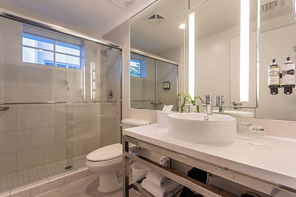 Combined shower/tub, designer toiletries, hair dryer, towels