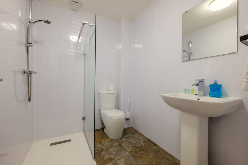 Shower, rainfall showerhead, free toiletries, towels