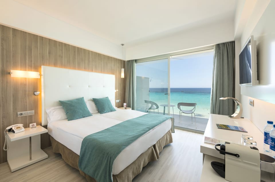 Superior Double Room, Balcony, Sea View | Minibar, in-room safe, desk, laptop workspace