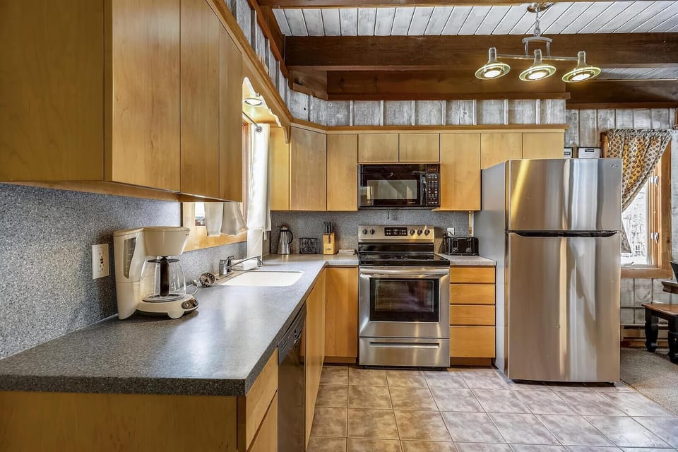 House, Multiple Beds (Hemlock Ridge 6A) | Private kitchen | Oven, toaster