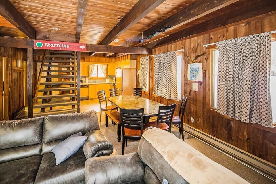 House, Multiple Beds (Hemlock Ridge 6A) | Living room | Fireplace