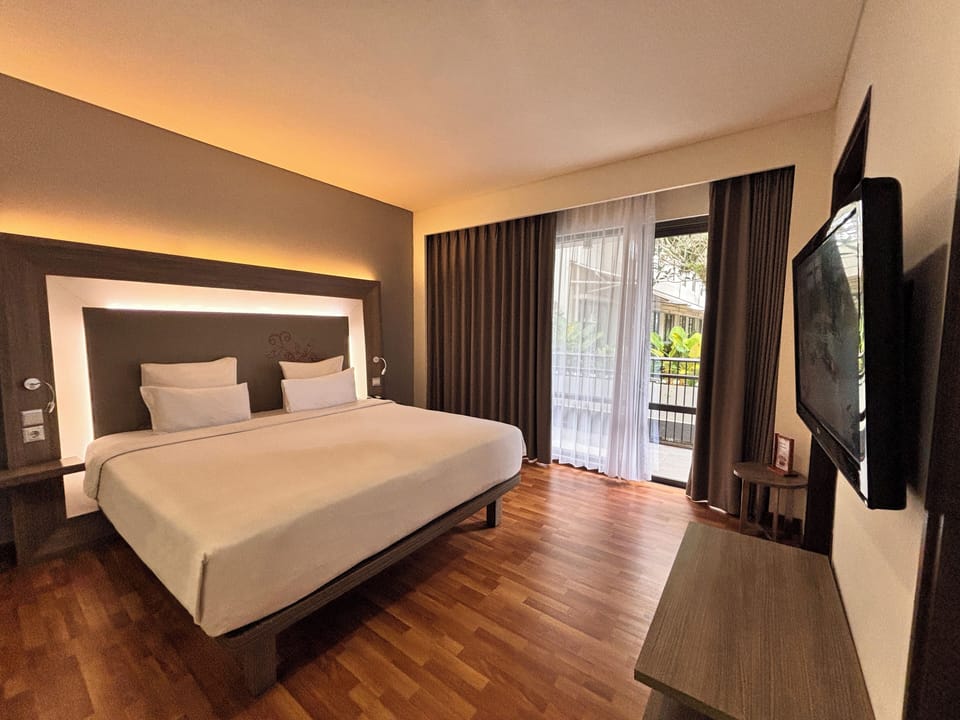 Suite, 1 Double Bed | Minibar, in-room safe, desk, iron/ironing board