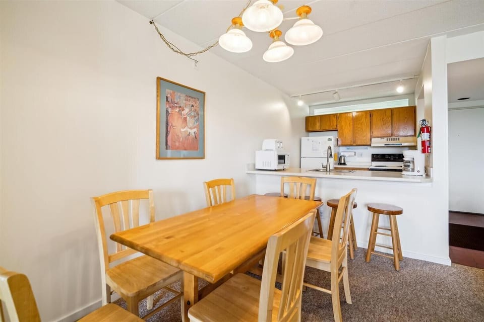 Condo, 1 King Bed (Pinnacle C16) | Dining