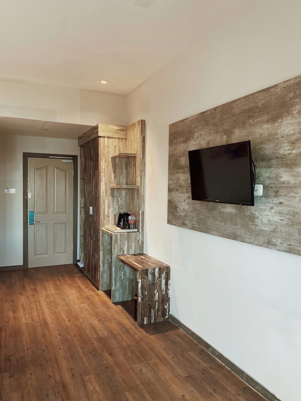 Minibar, in-room safe, iron/ironing board, WiFi (free)