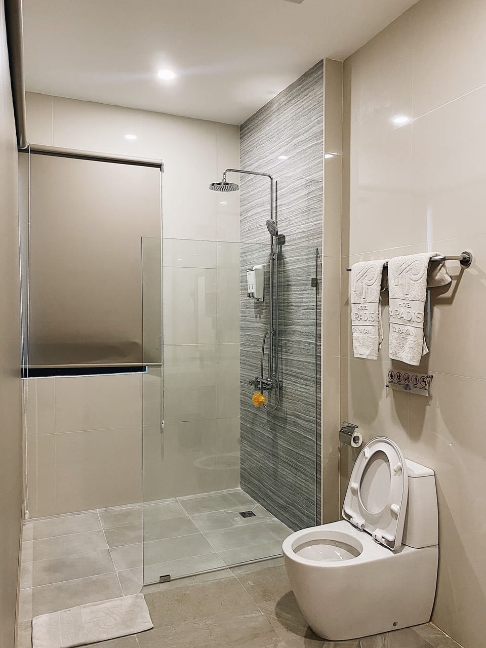Presidential Room | Bathroom | Free toiletries, hair dryer, slippers, towels