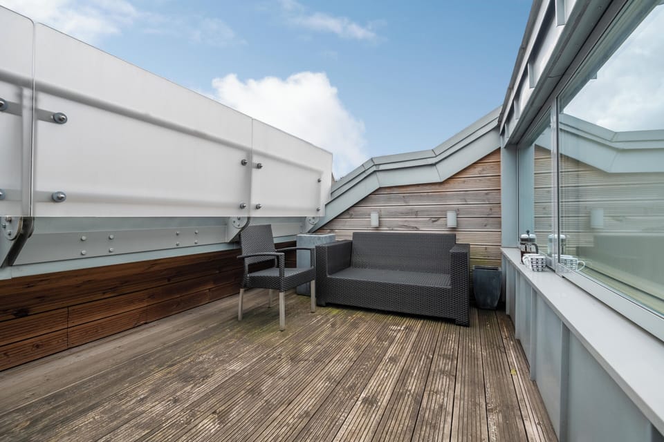 House (3 Bedrooms) | Balcony