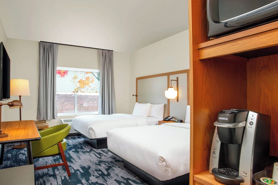 Desk, laptop workspace, iron/ironing board, free WiFi