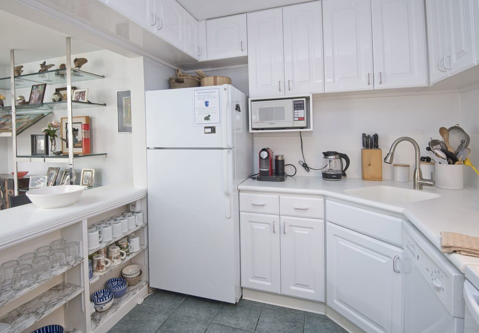 Condo, 2 Bedrooms | Private kitchen | Microwave