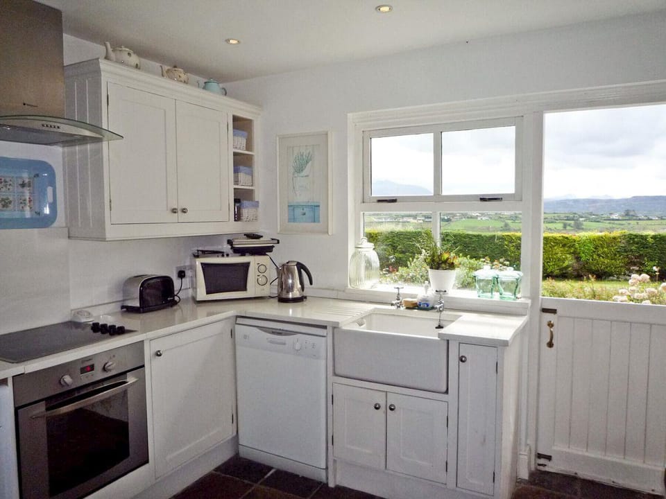 Cottage, 3 Bedrooms, Fireplace | Private kitchen | Fridge, microwave, oven, electric kettle