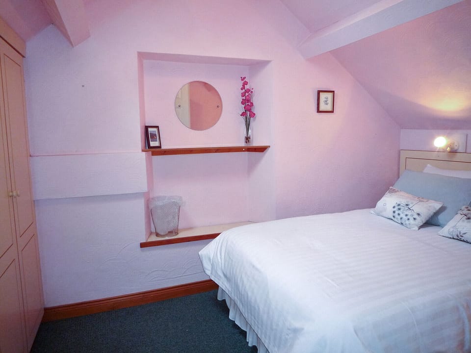 2 bedrooms, bed sheets