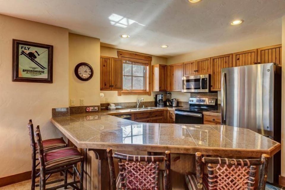 Condo (Breck_Mtn_Thunder_2_5202) | Private kitchen | Stovetop, cookware/dishes/utensils