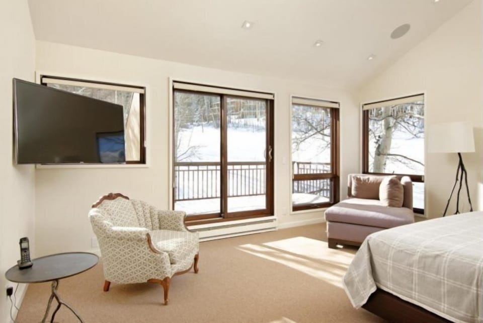 Snowmass Woodrun V 3 Bedroom Ski in, Ski out Mountain Residence in the Heart of Snowmass Village Apartment in Snowmass Village