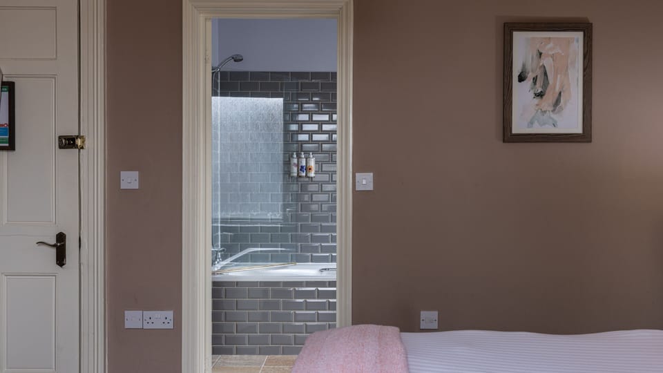 Twin Room, Ensuite | Bathroom