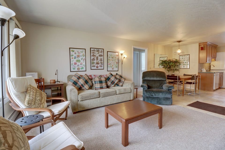 Condo, 2 Bedrooms | Living area | Smart TV