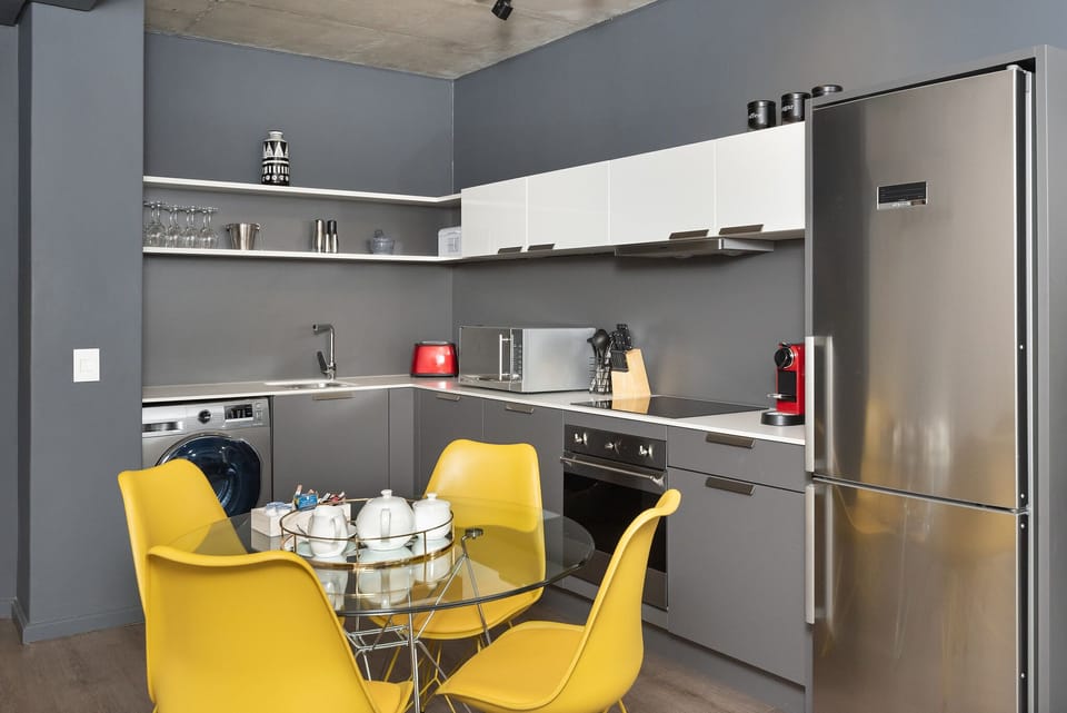 Deluxe Apartment | Private kitchen | Full-size fridge, microwave, oven, stovetop
