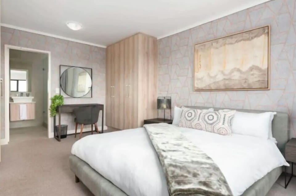 Elite Apartment | 2 bedrooms, premium bedding, in-room safe, desk