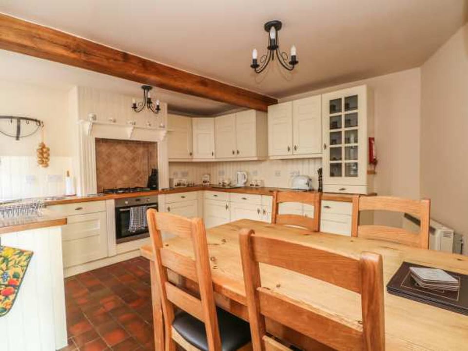 House | Private kitchen | Fridge, microwave, oven, stovetop