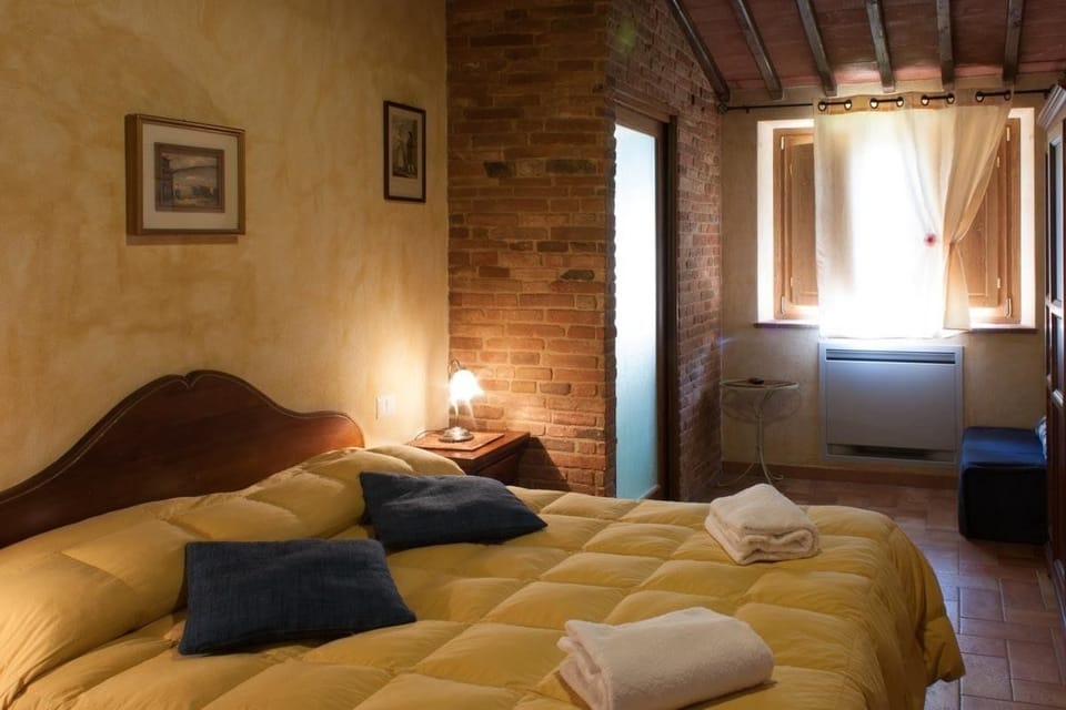 Minibar, desk, laptop workspace, free WiFi