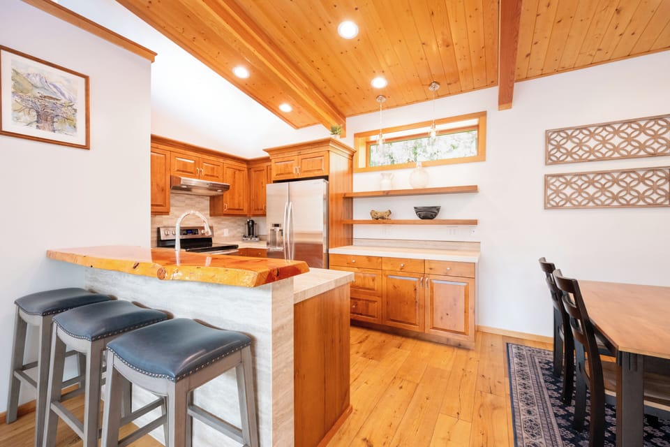 Osprey's Nest | Private kitchen | Fridge, electric kettle, highchair