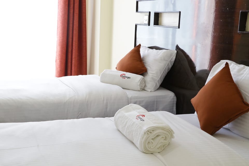 Standard Twin Room | Desk, laptop workspace, soundproofing, free WiFi