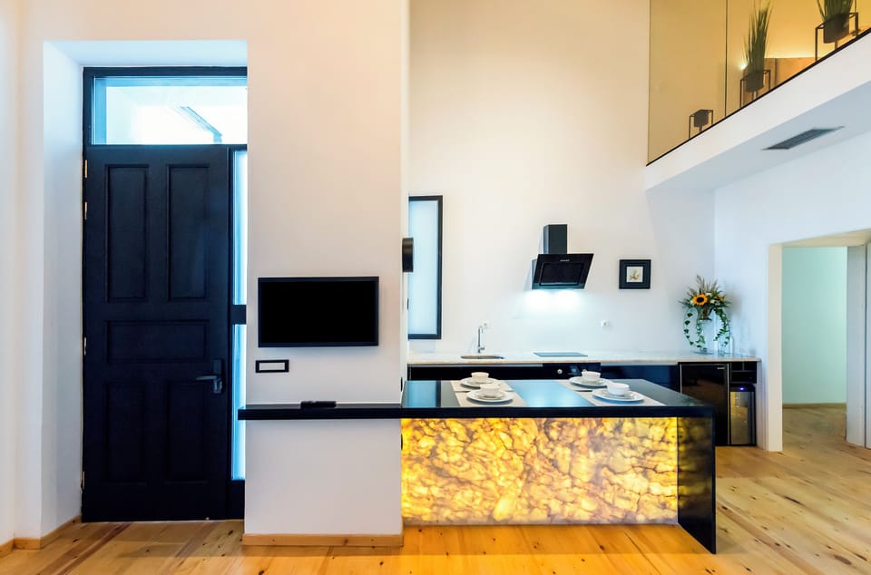 Deluxe Apartment | Private kitchen | Fridge, oven, stovetop, cookware/dishes/utensils