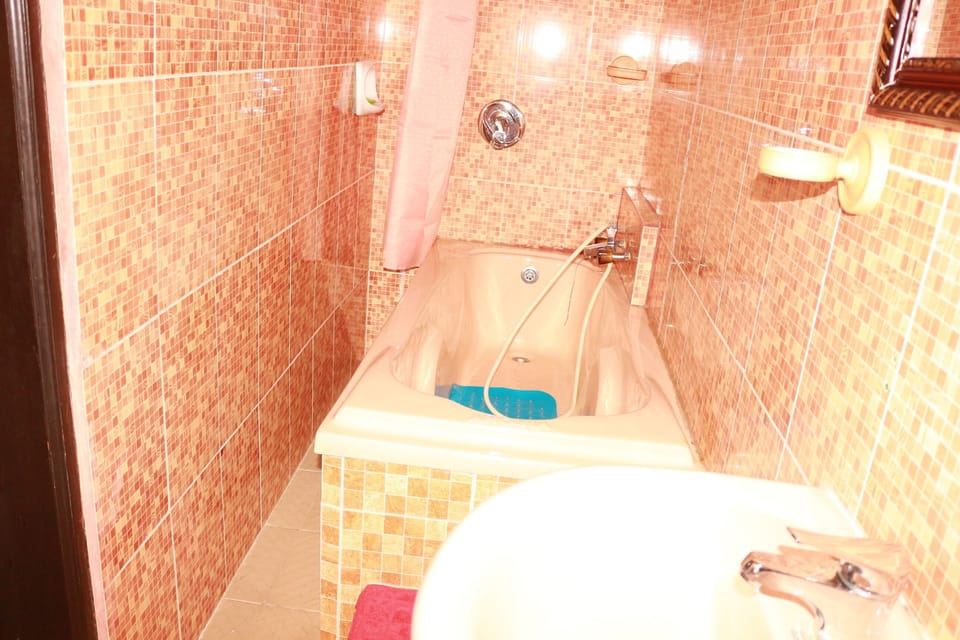 Executive Room | Bathroom | Shower, rainfall showerhead, towels