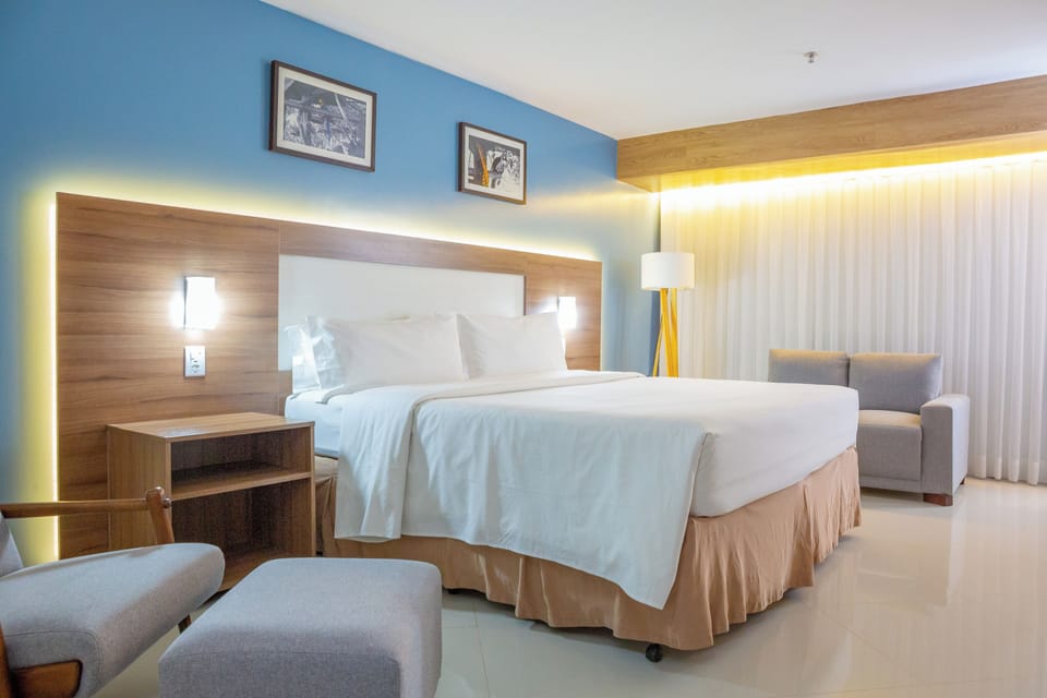 Standard Room, 1 King Bed (Top Floor) | In-room safe, desk, soundproofing, iron/ironing board