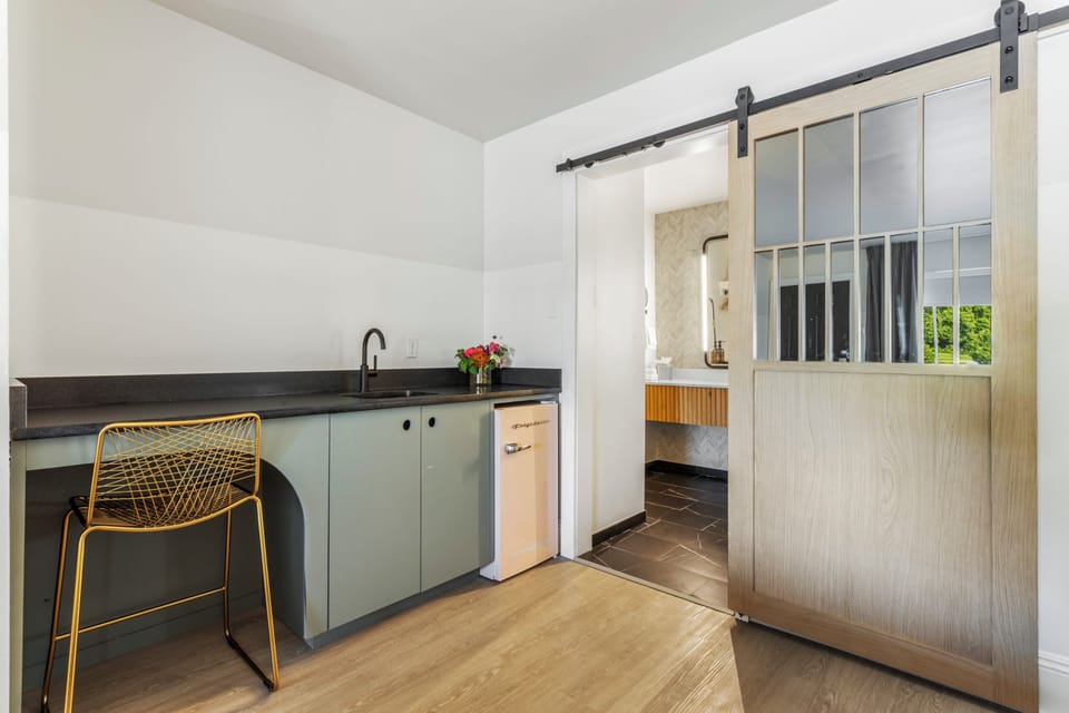 King with Kitchenette (Bistro) | Premium bedding, memory foam beds, desk, laptop workspace