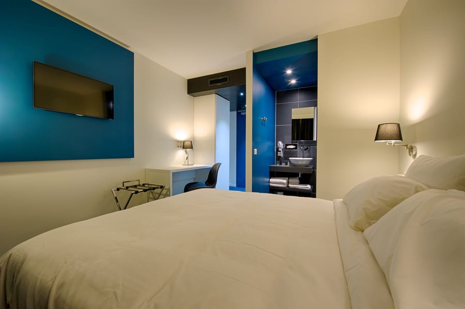 Deluxe Double Room | Television