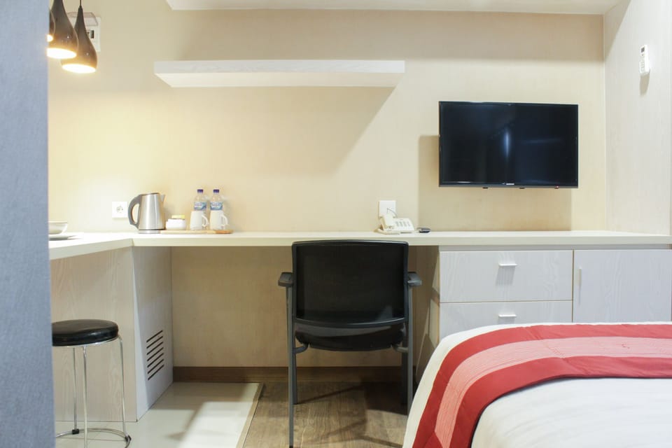 Deluxe Studio Suite | Desk, laptop workspace, WiFi (surcharge), bed sheets